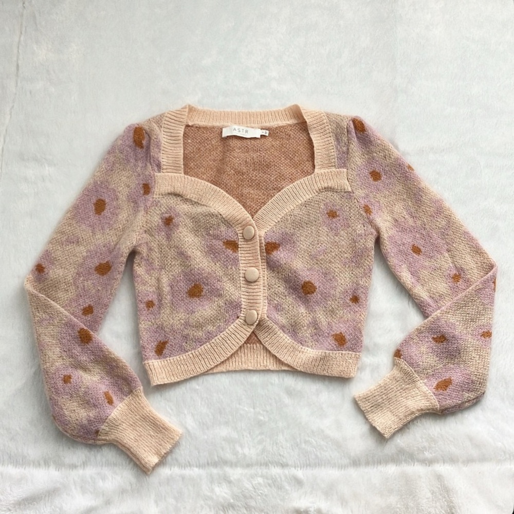 NWOT ASTR Tricia Cropped Cardigan Sweater in Lilac Floral, size small - Picture 3 of 8